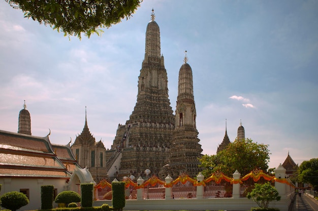 Wat Arun ou Wat Arun est un temple bouddhiste wat à Bangkok