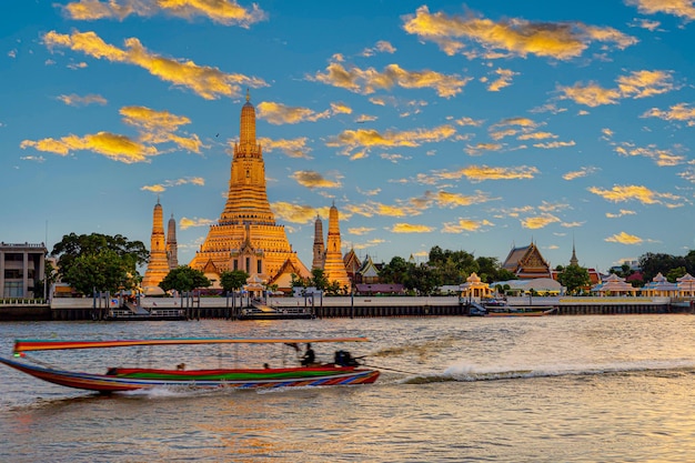 Wat ArunWat Arun au coucher du soleil Bangkok Thaïlande