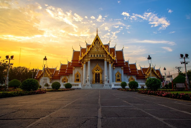 Wat Benchamabophit (le temple de marbre) avec fond de coucher de soleil