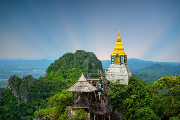 Wat Chaloem Phra Kiat Phrachomklao RachanusornWat Praputthabaht Sudthawat pu pha daeng