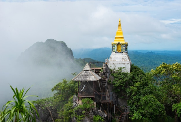 Wat Chaloem Phra Kiat temple sur la colline Unseen Thaïlande au large de la province de Lampang