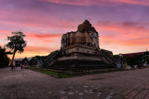 Wat Chedi Luang est un beau vieux temple à Chiang Mai, province de Chiag Mai, Thaïlande