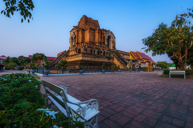 Wat Chedi Luang est un temple bouddhiste dans le centre historique et est un temple bouddhiste est une attraction touristique majeure à Chiang Mai, en Thaïlande.