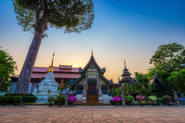 Wat Chedi Luang est un temple bouddhiste dans le centre historique et est un temple bouddhiste est une attraction touristique majeure à Chiang Mai, en Thaïlande.