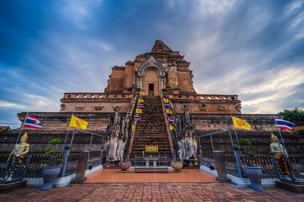 Wat Chedi Luang est un temple bouddhiste dans le centre historique et est un temple bouddhiste est une attraction touristique majeure à Chiang MaiThaïlande au crépuscule temps ciel bleu nuages fond coucher de soleil