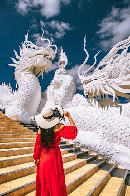 Wat Huay Pla Kang blanc grand bouddha et dragons dans la province de Chiang Rai Chiang Mai Thaïlande