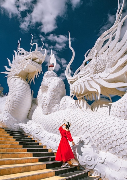 Wat Huay Pla Kang blanc grand bouddha et dragons dans la province de Chiang Rai Chiang Mai Thaïlande