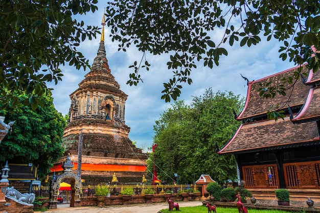 Wat Lok Moli est un temple bouddhiste est une attraction touristique majeure est un ancien art thaïlandais et est des lieux publics à Chiang MaiThailand