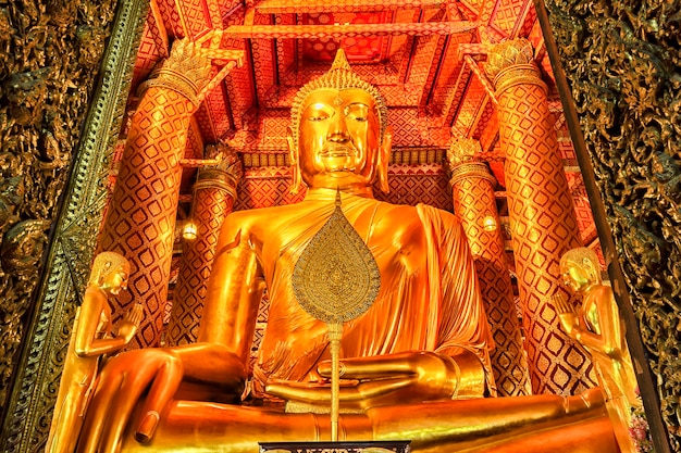 Wat PhananchoengL'un des temples les plus anciens et les plus célèbres d'Ayutthaya Le Bouddha représente la signification du bouddhisme, le Bouddha a l'air jaune doré brillant de lumière puis a l'air luxueux