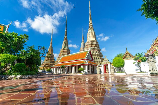 Photo wat pho la pagode du pavillon et les structures anciennes de wat pho sont des lieux touristiques populaires à bangkok en thaïlande