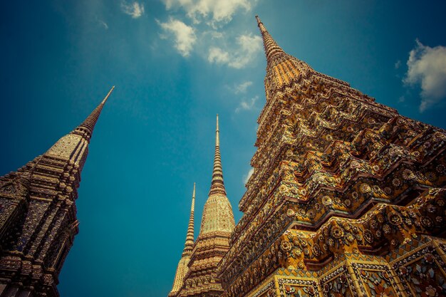 Wat Pho themple à Bangkok, en Thaïlande, par une journée ensoleillée à l'extérieur.