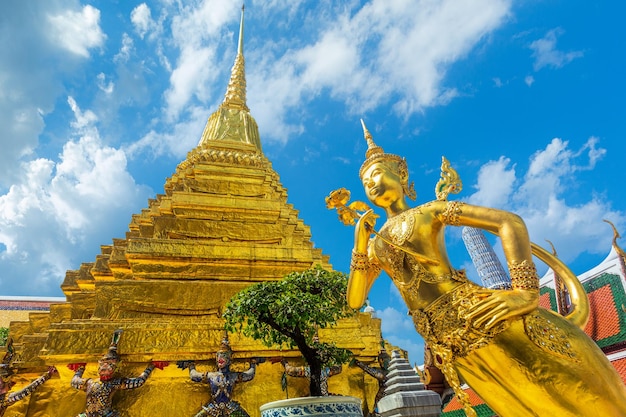 Wat Phra Kaew Bangkok ThailandWide angle de vue de la sculpture de Bouddha Kinora ou Kinnaree