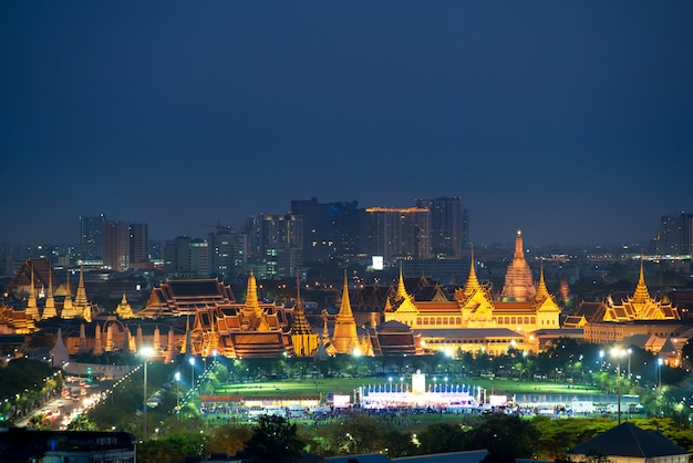 Wat Phra Kaew et le grand palais à Bangkok, en Thaïlande.