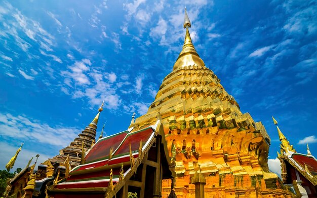 Wat Phra That Doi Suthep avec le ciel bleu à Chiang Mai Le lieu touristique attrayant