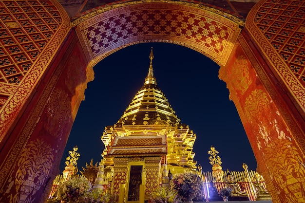 Wat Phra That Doi Suthepat nuit temple historique populaire à Chiangmai en Thaïlande