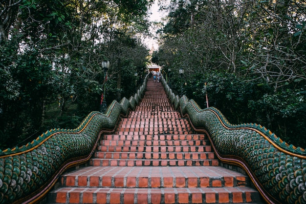 Wat phrathat doi suthep temple dans les montagnes à chiang mai, thaïlande