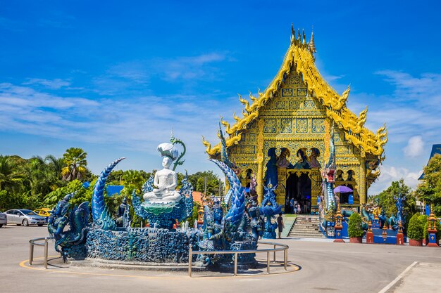 Wat Rong Sua Ten temple avec fond de ciel bleu, province de Chiang Rai, Thaïlande,