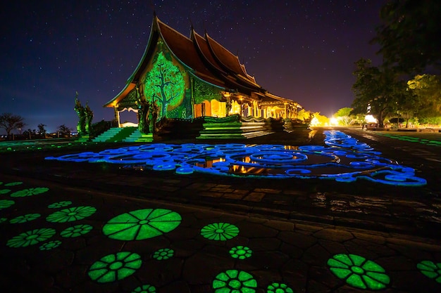 Wat sirindhorn wararam la nuit Ubon Ratchathani en Thaïlande