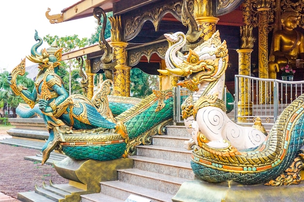 Wat Sirindhornwararam; le temple étonnant en Thaïlande, le mur peut pousser comme un néon dans le noir.