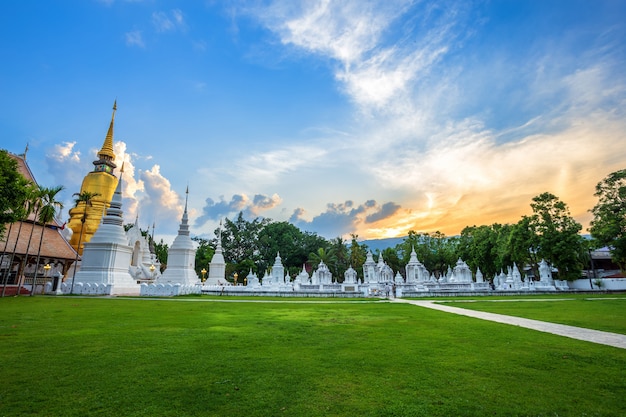 Wat Suan Dok Est Un Temple Bouddhiste (wat) Au Ciel Coucher De Soleil