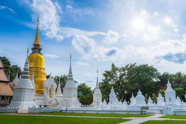 Wat Suan Dok est un temple bouddhiste Wat au coucher du soleil est une attraction touristique majeure à Chiang Mai dans le nord de la ThaïlandeVoyages en Asie du Sud-Est Lieux publics