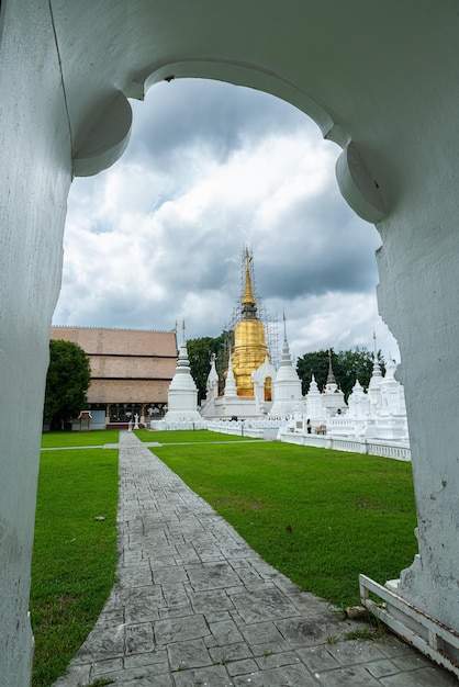 Wat Suan Dok est un temple bouddhiste Wat au coucher du soleil est une attraction touristique majeure à Chiang Mai dans le nord de la ThaïlandeVoyages en Asie du Sud-Est Lieux publics