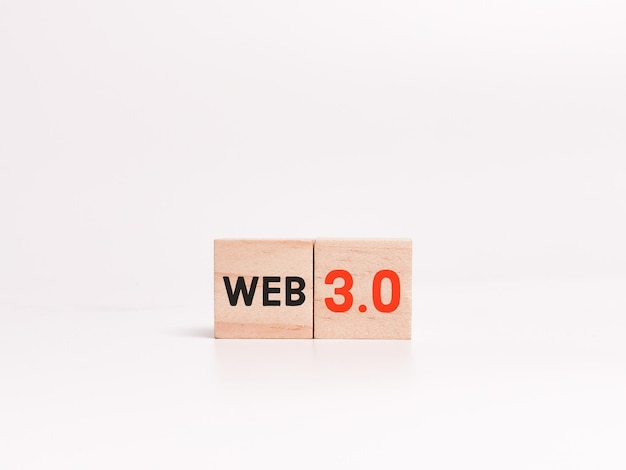 WEB 3.0 écrit sur des cubes en bois isolés sur fond blanc.