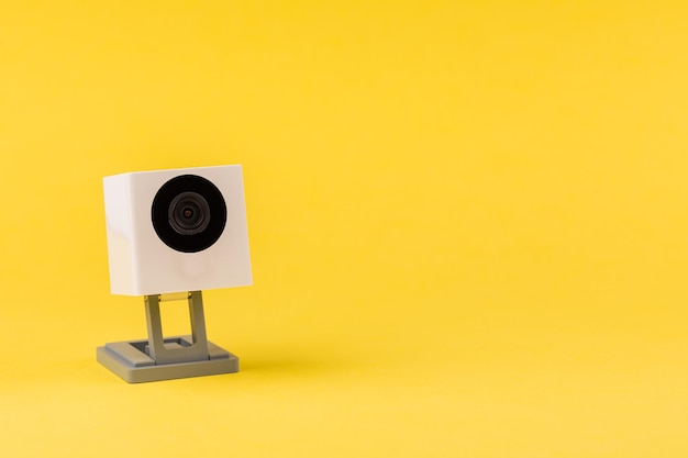 Webcam blanc sur un concept de technologie Internet objet fond jaune