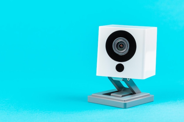 Webcam blanche sur fond bleu objet concept de technologie Internet