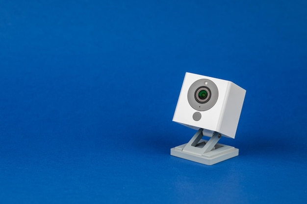 Webcam blanche sur fond bleu objet concept de technologie Internet