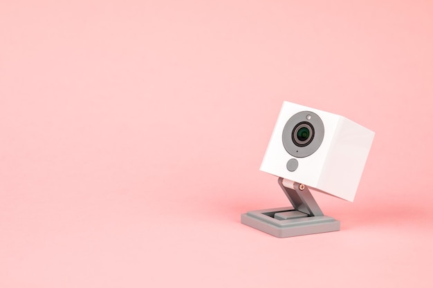 Webcam blanche sur fond rose objet concept de technologie Internet