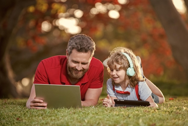 Webinaire vidéo leçon éducation en ligne sur ordinateur portable père et fils utilisent la technologie de communication moderne