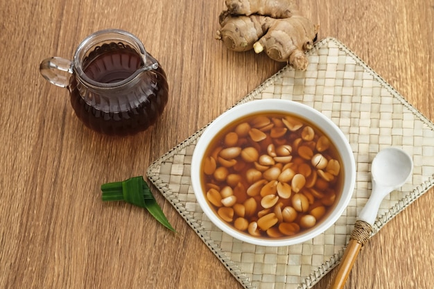 Wedang Kacang , une boisson à base de plantes traditionnelle indonésienne, à base d'arachides, de gingembre, de sucre de palme, de pandan