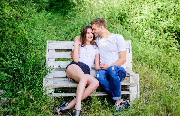 Week-end en famille Amoureux câlins Couple amoureux s'asseoir sur un banc Vacances d'été Rendez-vous romantique dans le parc Petit ami petite amie amoureuse Confiance et intimité Les jeunes traînent Concept d'amour et de romance