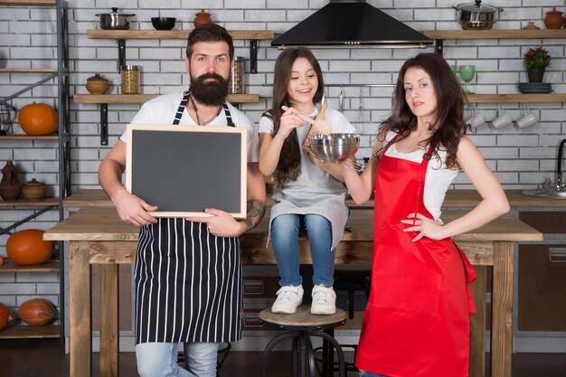 Week-end avec la famille Mère père et fille cuisiner ensemble bonne journée en famille enfant avec parents cuisiner dans la cuisine à la maison petite fille aide à cuisiner la cuisine préparation de la famille nourriture de vacances