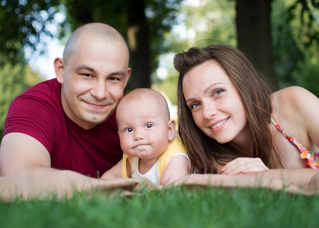 Week-end en famille Mère père et fils dans un parc d'été