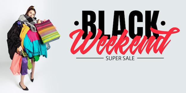 Week-end noir, concept financier. Femme accro aux soldes et aux vêtements. Modèle féminin portant des vêtements trop colorés. Mode, style, vendredi noir, vente, achats, argent, achat en ligne. Flyer pour annonce.