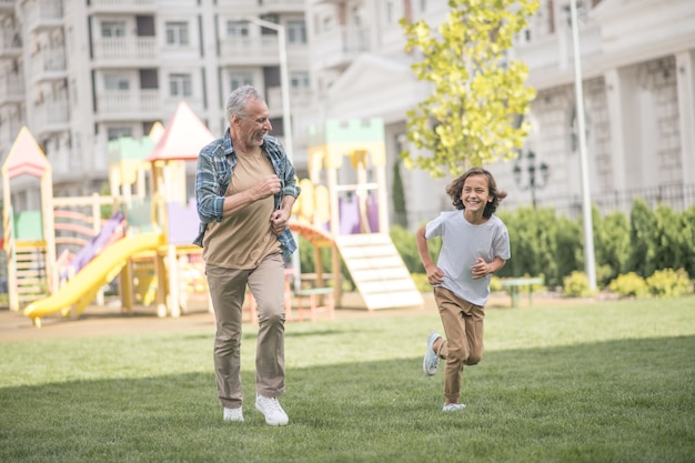 Week-end. Papa et fils courir et avoir l'air apprécié