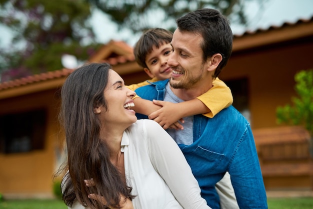 Les week-ends ne s'améliorent pas que cette photo d'une belle jeune famille qui passe du temps ensemble à l'extérieur