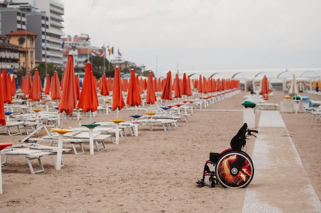 Weelcar pour handicapés sur la plage déserte