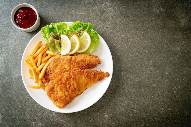 Weiner Schnitzel Pané Maison Avec Des Chips De Pommes De Terre