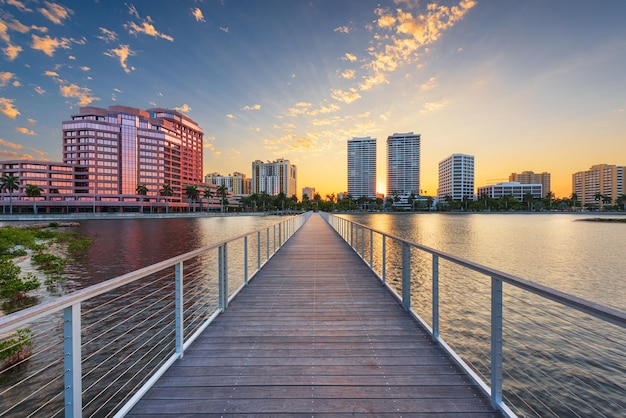 Photo west palm beach florida usa downtown skyline sur l'intracoastal