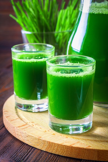 Wheatgrass abattu. Jus d&#39;herbe de blé. Tendance de la santé.