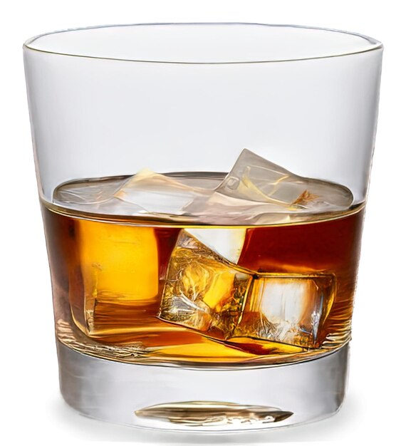 Whiskey dans un verre avec une vue rapprochée de la glace sur un fond transparent