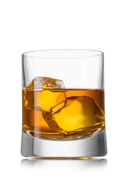 Photo whiskey avec glace en verre de cristal sur fond blanc scotch irlandais et bourbon