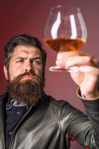 Whisky brandy alcool fort homme brutal boit une dégustation de whisky et un homme de dégustation en cuir