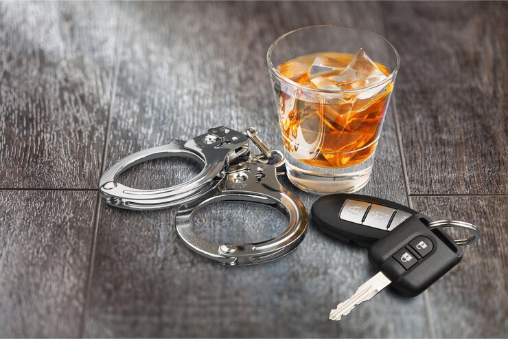 Photo whisky avec clés de voiture et menottes