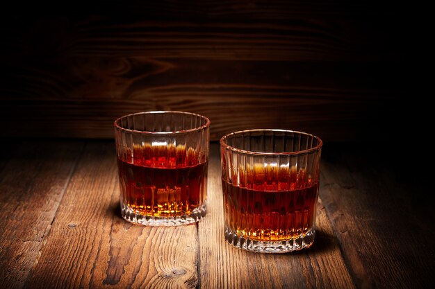 Whisky dans un verre sur table en bois