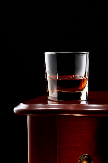 Whisky sur un fond sombre