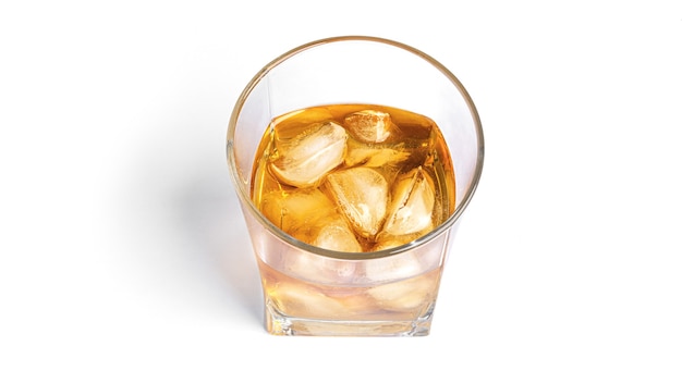 Photo whisky avec de la glace sur blanc